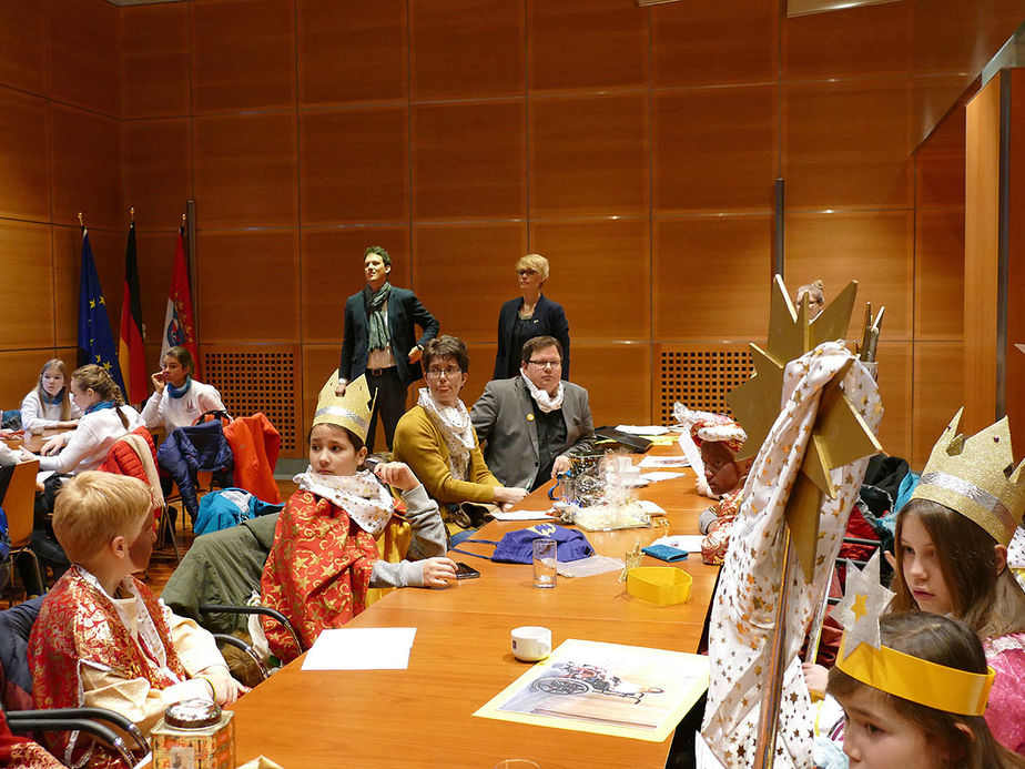 Naumburger Sternsinger zu Besuch beim Hessischen Ministerpräsidenten Volker Bouffier (Foto: Karl-Franz Thiede)